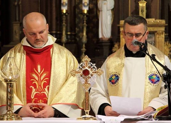 Grafika 4: Uroczystość przyjęcia relikwii Św. O. Pio 14.12.2013