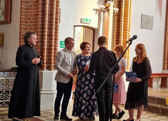 Grafika 33: FESTIWAL PIOSENKI RELIGIJNEJ W JANOWCU KOŚCIELNYM 2023