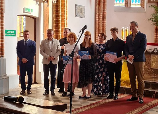 Grafika 34: FESTIWAL PIOSENKI RELIGIJNEJ W JANOWCU KOŚCIELNYM 2023