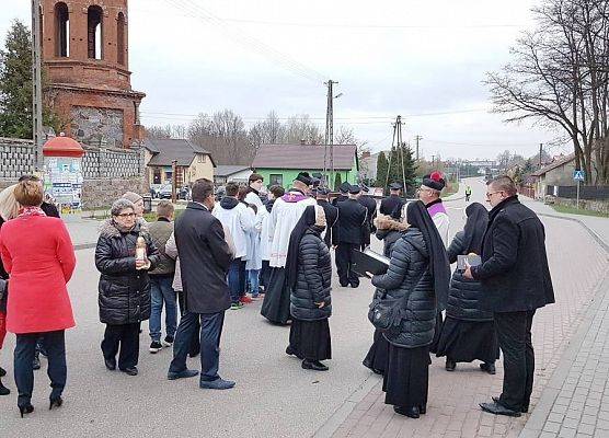 Grafika 4: Droga Krzyżowa ulicami Wieczfni