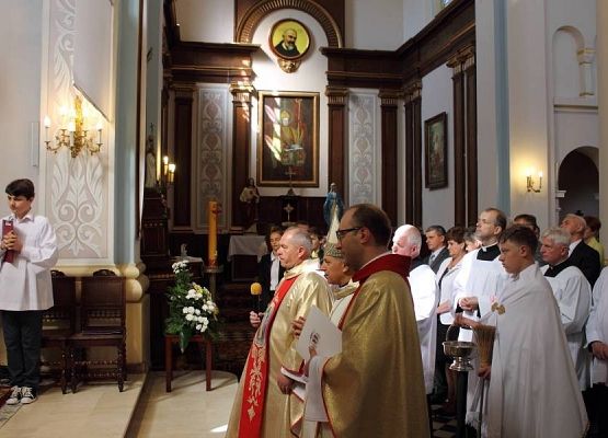 Grafika 1: Przyjęcie relikwi św. Jana Pawła II z rąk Abpa Mieczysława Mokrzyckiego