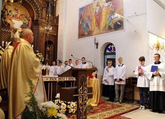 Grafika 2: Przyjęcie relikwi św. Jana Pawła II z rąk Abpa Mieczysława Mokrzyckiego