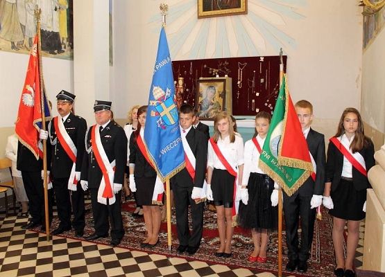 Grafika 3: Przyjęcie relikwi św. Jana Pawła II z rąk Abpa Mieczysława Mokrzyckiego