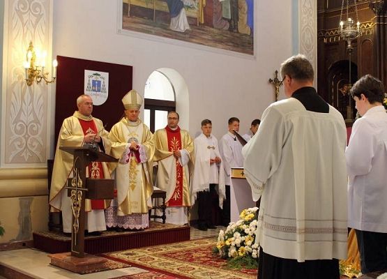 Grafika 4: Przyjęcie relikwi św. Jana Pawła II z rąk Abpa Mieczysława Mokrzyckiego