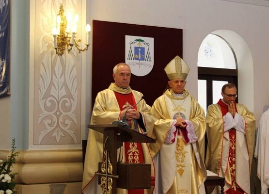 Grafika 5: Przyjęcie relikwi św. Jana Pawła II z rąk Abpa Mieczysława Mokrzyckiego