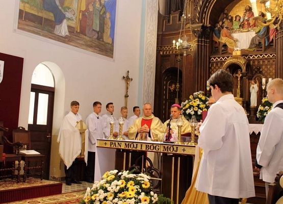 Grafika 7: Przyjęcie relikwi św. Jana Pawła II z rąk Abpa Mieczysława Mokrzyckiego