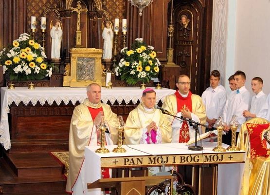 Grafika 8: Przyjęcie relikwi św. Jana Pawła II z rąk Abpa Mieczysława Mokrzyckiego