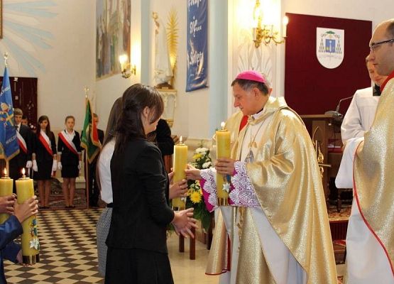 Grafika 10: Przyjęcie relikwi św. Jana Pawła II z rąk Abpa Mieczysława Mokrzyckiego