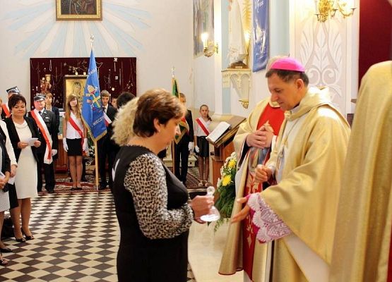 Grafika 11: Przyjęcie relikwi św. Jana Pawła II z rąk Abpa Mieczysława Mokrzyckiego