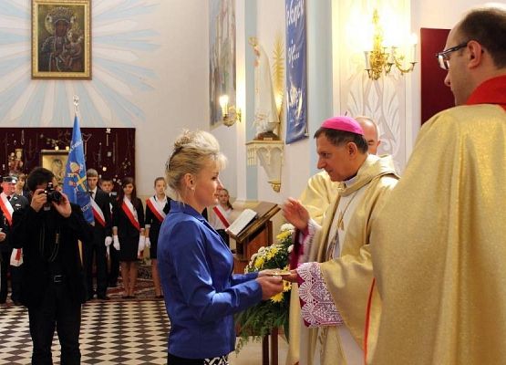 Grafika 12: Przyjęcie relikwi św. Jana Pawła II z rąk Abpa Mieczysława Mokrzyckiego