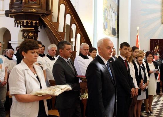 Grafika 13: Przyjęcie relikwi św. Jana Pawła II z rąk Abpa Mieczysława Mokrzyckiego