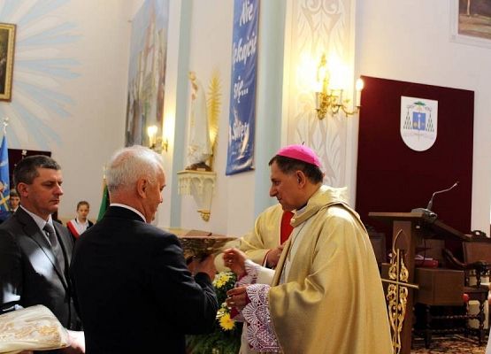 Grafika 14: Przyjęcie relikwi św. Jana Pawła II z rąk Abpa Mieczysława Mokrzyckiego