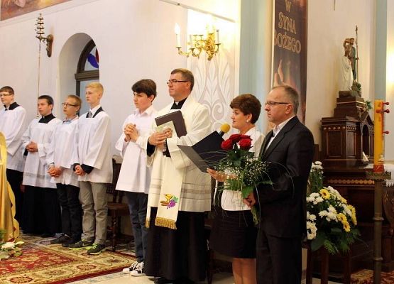 Grafika 15: Przyjęcie relikwi św. Jana Pawła II z rąk Abpa Mieczysława Mokrzyckiego