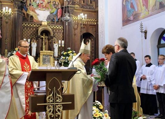 Grafika 16: Przyjęcie relikwi św. Jana Pawła II z rąk Abpa Mieczysława Mokrzyckiego