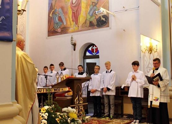 Grafika 17: Przyjęcie relikwi św. Jana Pawła II z rąk Abpa Mieczysława Mokrzyckiego