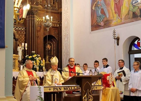 Grafika 18: Przyjęcie relikwi św. Jana Pawła II z rąk Abpa Mieczysława Mokrzyckiego