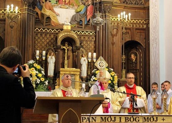 Grafika 19: Przyjęcie relikwi św. Jana Pawła II z rąk Abpa Mieczysława Mokrzyckiego