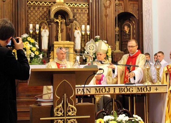 Grafika 20: Przyjęcie relikwi św. Jana Pawła II z rąk Abpa Mieczysława Mokrzyckiego