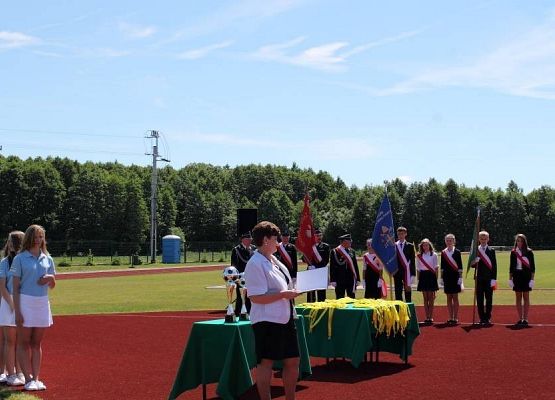 Grafika 21: Przyjęcie relikwi św. Jana Pawła II z rąk Abpa Mieczysława Mokrzyckiego
