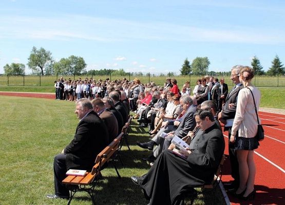 Grafika 24: Przyjęcie relikwi św. Jana Pawła II z rąk Abpa Mieczysława Mokrzyckiego