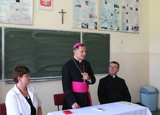 Grafika 31: Przyjęcie relikwi św. Jana Pawła II z rąk Abpa Mieczysława Mokrzyckiego