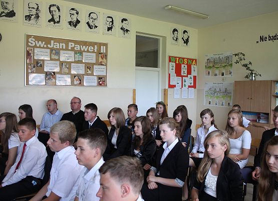 Grafika 32: Przyjęcie relikwi św. Jana Pawła II z rąk Abpa Mieczysława Mokrzyckiego