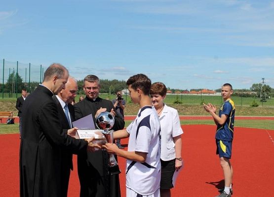 Grafika 38: Przyjęcie relikwi św. Jana Pawła II z rąk Abpa Mieczysława Mokrzyckiego