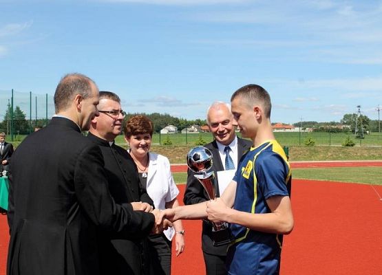 Grafika 41: Przyjęcie relikwi św. Jana Pawła II z rąk Abpa Mieczysława Mokrzyckiego