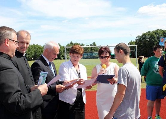 Grafika 42: Przyjęcie relikwi św. Jana Pawła II z rąk Abpa Mieczysława Mokrzyckiego