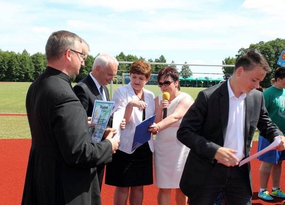 Grafika 43: Przyjęcie relikwi św. Jana Pawła II z rąk Abpa Mieczysława Mokrzyckiego