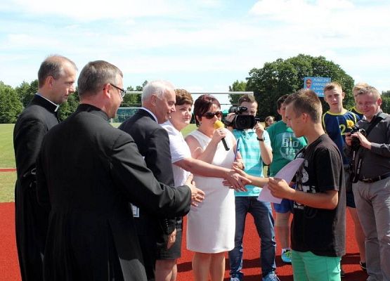 Grafika 44: Przyjęcie relikwi św. Jana Pawła II z rąk Abpa Mieczysława Mokrzyckiego