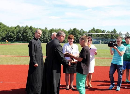 Grafika 46: Przyjęcie relikwi św. Jana Pawła II z rąk Abpa Mieczysława Mokrzyckiego