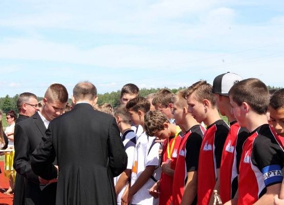 Grafika 47: Przyjęcie relikwi św. Jana Pawła II z rąk Abpa Mieczysława Mokrzyckiego