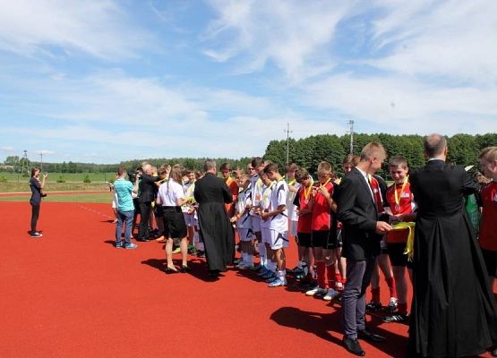 Grafika 49: Przyjęcie relikwi św. Jana Pawła II z rąk Abpa Mieczysława Mokrzyckiego