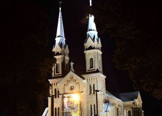Grafika 6: Kościół w Wieczfni nocą