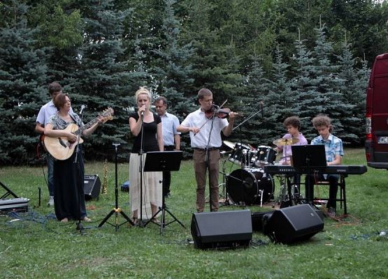 Grafika 10: Zespół "Moja Rodzina" na odpuście w Kuklinie