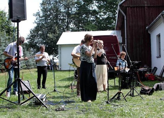 Grafika 3: Zespół "Moja Rodzina" na odpuście w Kuklinie