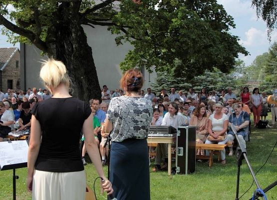 Grafika 5: Zespół "Moja Rodzina" na odpuście w Kuklinie