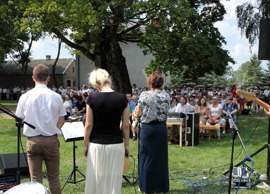 Grafika 6: Zespół "Moja Rodzina" na odpuście w Kuklinie