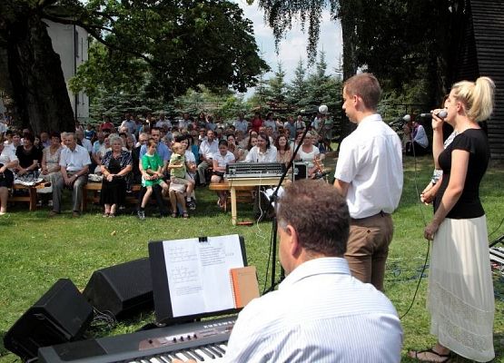 Grafika 7: Zespół "Moja Rodzina" na odpuście w Kuklinie