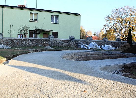 Grafika 2: Remont chodnika przy kościele parafialnym w Wieczfni Kościelnej