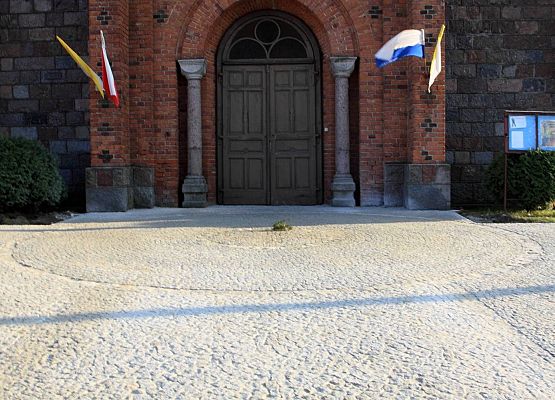 Grafika 3: Remont chodnika przy kościele parafialnym w Wieczfni Kościelnej