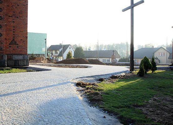 Grafika 5: Remont chodnika przy kościele parafialnym w Wieczfni Kościelnej