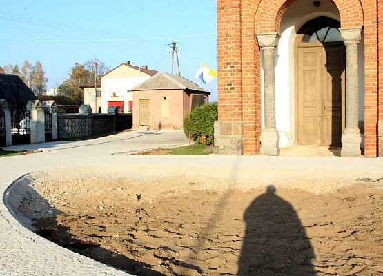 Grafika 6: Remont chodnika przy kościele parafialnym w Wieczfni Kościelnej