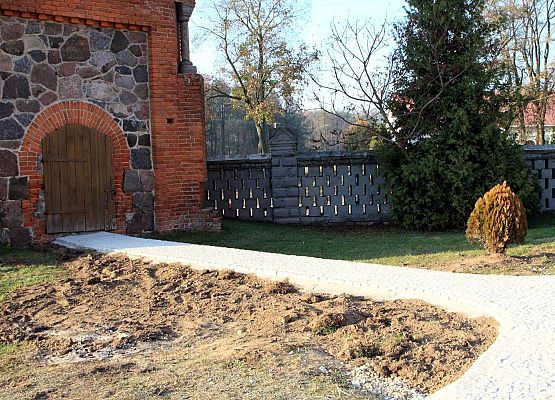 Grafika 7: Remont chodnika przy kościele parafialnym w Wieczfni Kościelnej