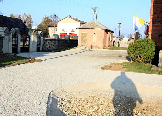 Grafika 8: Remont chodnika przy kościele parafialnym w Wieczfni Kościelnej